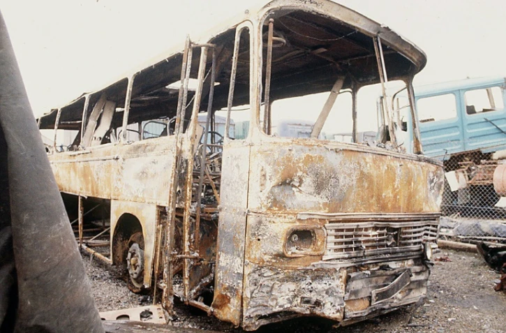 La carcasse du car après l'accident à Beaune le 6 août 1982 
