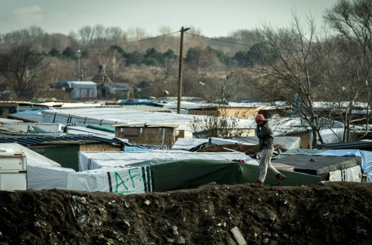 Un migrants au milieu des abris de fortune le 19 février 2016 dans la "Jungle" à Calais