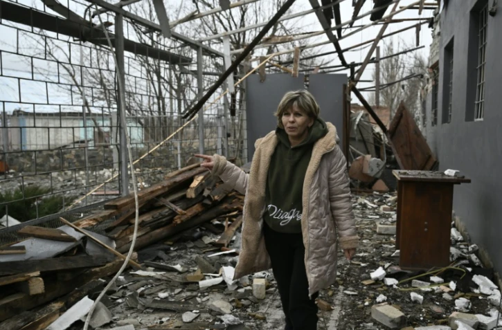 Svitlana Roudokvas au milieu des décombres d'un restaurant dans un bâtiment fortement endommagé du village de Novopavlivka, le 25 janvier 2025 dans la région de Dnipropetrovsk, en Ukraine