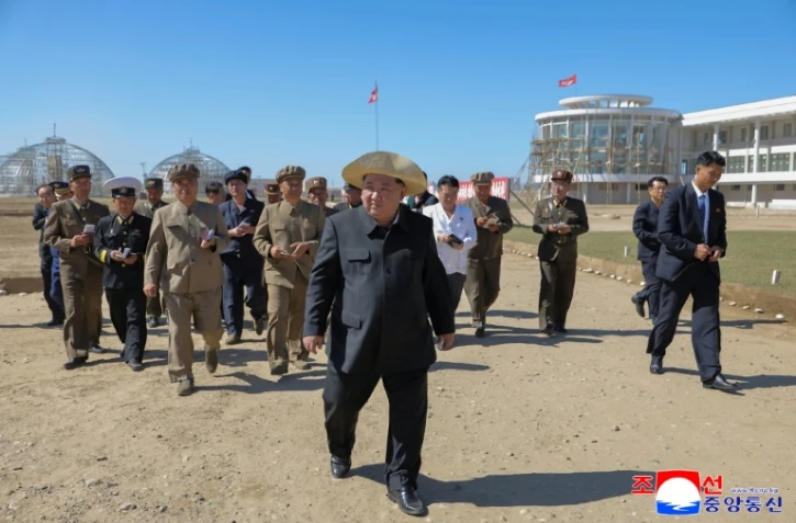 Le dirigeant nord-coréen Kim Jong Un visite un projet agricole à Sinuiju, près de la frontière chinoise, le 18 septembre 2025