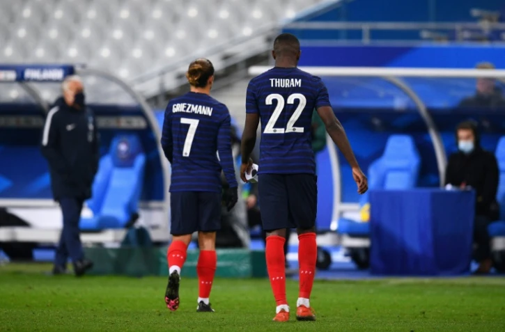 Les footballeurs français Marcus Thuram et Antoine Griezmann après la défaite en match amical face à la Finlande le 11 novembre 2020 au Stade de France
