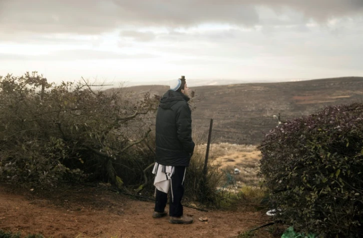 Un jeune colon israélien regarde le paysage à Amona, le 15 décembre 2016