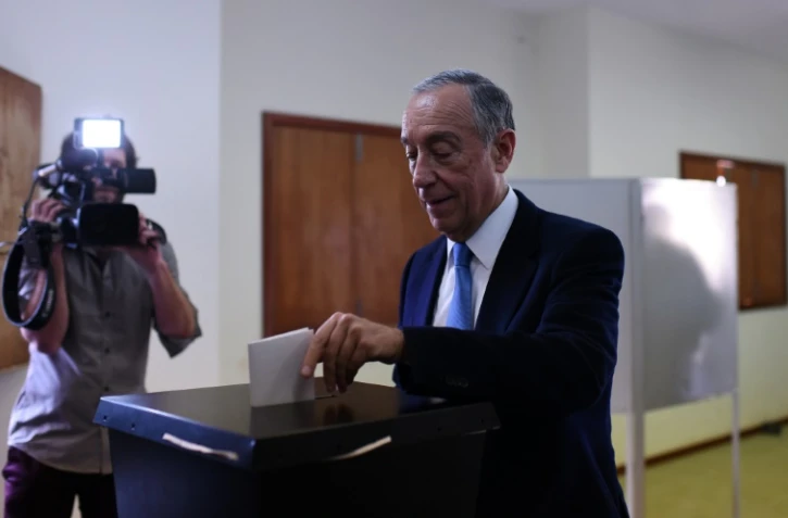 Le candidat de la droite, Marcelo Rebela de Sousa, vote à la présidentielle, le 24 janvier 2016 à Celorico de Basto, dans le nord du Portugal