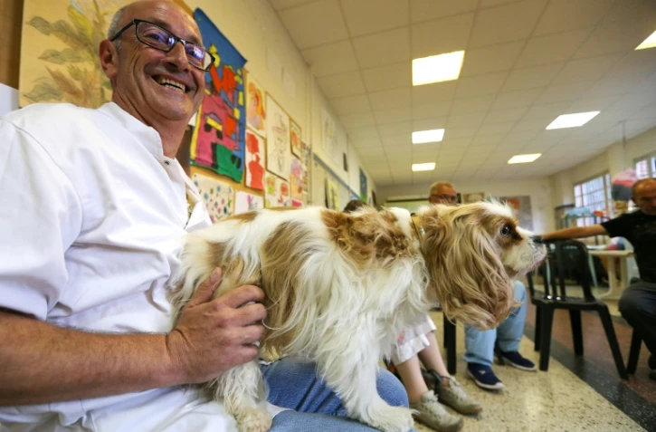 William Lambiotte, infirmier cynothérapeute qui a introduit la cynothérapie à l'hôpital psychiatrique Philippe Pinel à Amiens, dans le nord de la France, le 6 juillet 2017