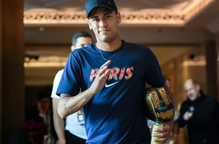 La star du PSG Neymar quitte l'hôtel des joueurs pour se rendre à une séance d'entraînement, le 2 août 2018 à Shenzhen en Chine  