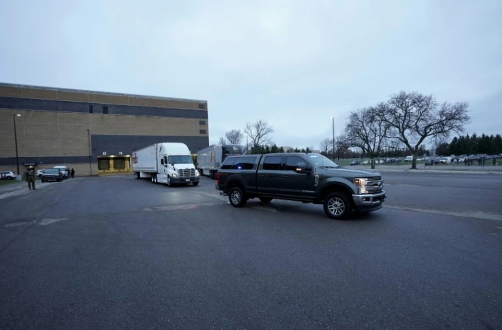 des conteneurs transportant des vaccins Pfizer-BioNTech contre le Covid-19 sont expédiés depuis l'usine Pfizer de Kalamazoo, Michigan, le 13 décembre 2020