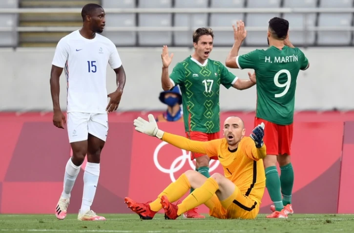 La joie du milieu de terrain mexicain Sebastian Cordova, après avoir marqué le 2e but face au gardien français Paul Bernardoni, lors de leur match (groupe A) du 1er tour aux Jeux Olympiques de Tokyo 2020, le 22 juillet 2021 au Tokyo Stadium 