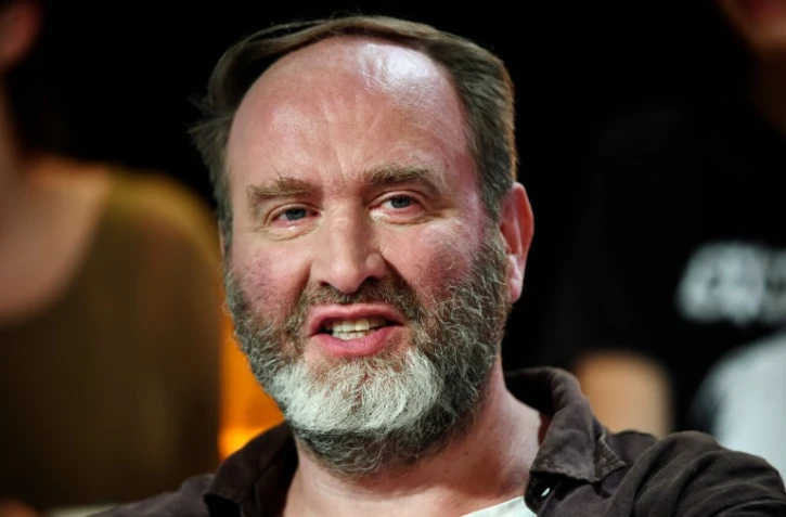 Serge Joncour dont le roman "Repose-toi sur moi" montre que l'amour peut être la forme ultime de résistance face aux désordres du monde, pris en photo le 11 septembre 2014 lors de l'émission "Au Field de la nuit" dans les studios de TF1 à Saint-Denis.