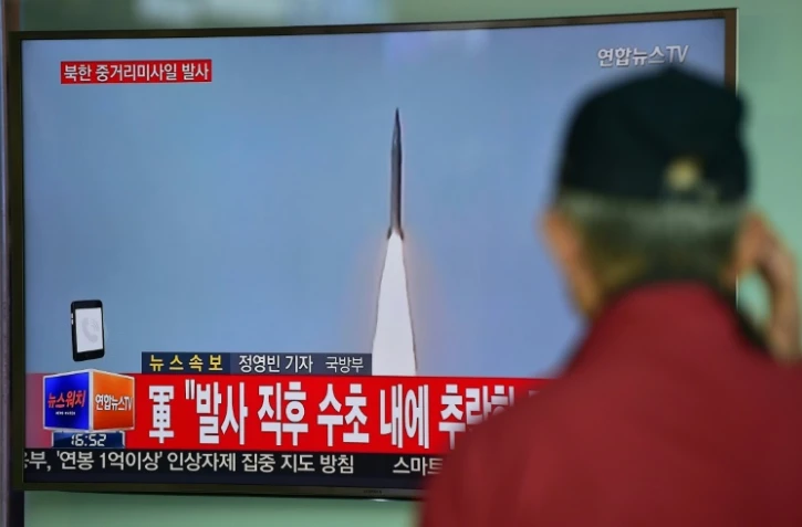 Un homme regarde le 28 avril 2016 à Séoul des images d'archives de la télévision nord coréenne du lancement d'un missile nord-coréen