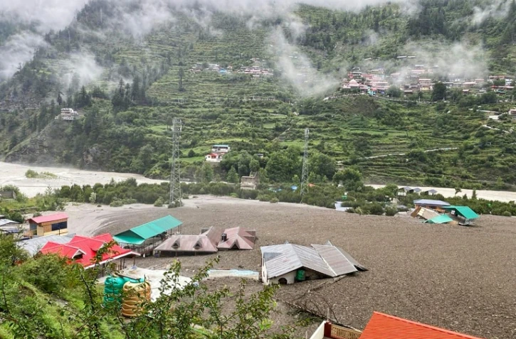 Sur cette photo prise le 5 août 2025 et diffusée par l'armée indienne, des immeubles d'habitation apparaissent envahis par une eau boueuse, après une crue subite survenue dans l'Etat d'Uttarakhand