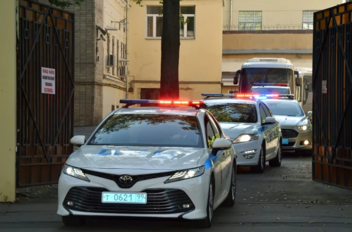 Un convoi de police escortes deux autocars sortant de la prison de Lefortovo à Moscou et transportant, selon la télévision d'Etat russe, les prisonniers ukrainiens devant être échangés, le 7 août 2019