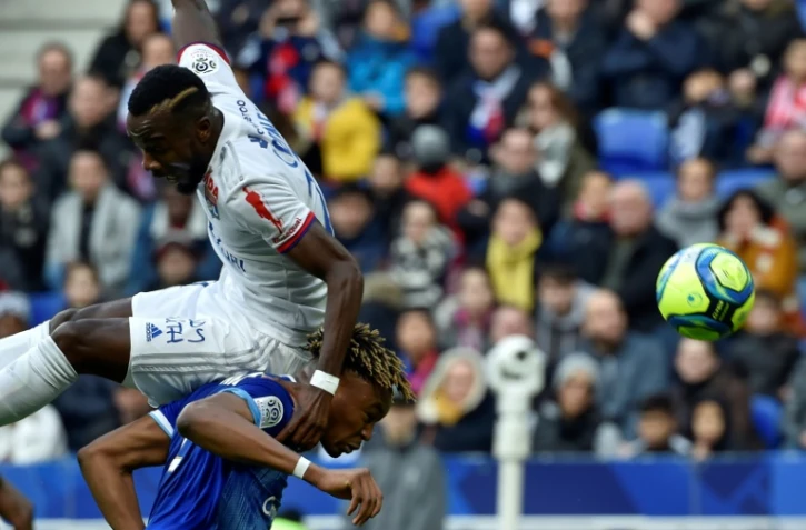 L'attaquant de Lyon Maxwell Cortnet au-dessus du défenseur de Strasbourg Mohamed Simakan, le 16 février 2020 à Décines-Charpieu  