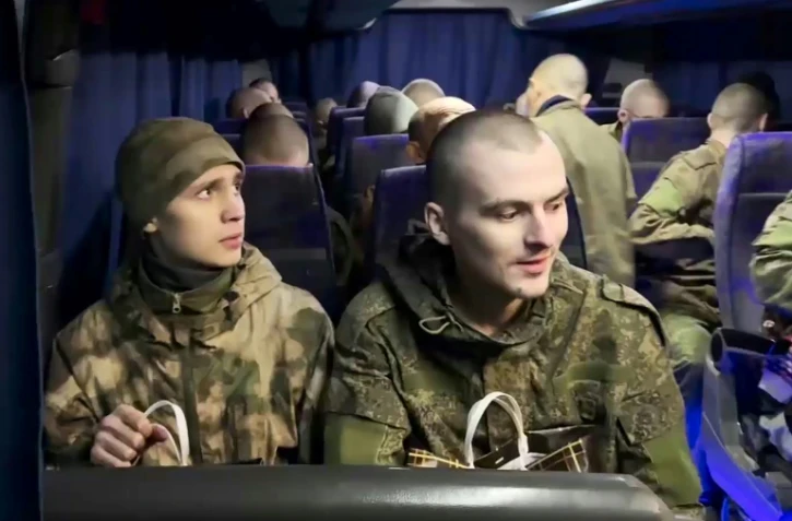 Image extraite d'une vidéo publiée par le ministère de la Défense russe le 3 janvier 2024 montrant des prisonniers de guerre russes assis dans un car à la frontière russo-ukrainienne, dans la région russe de Belgorod 
