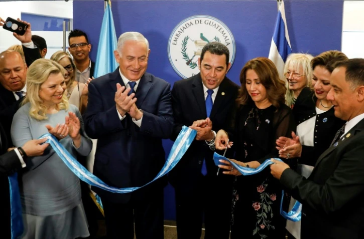 Le Premier ministre israélien Benjamin Netanyahu (à gauche au centre) et le président du Guatemala Jimmy Morales (à droite au centre) lors de l'inauguration de l'ambassade du Guatemala, le 16 mai 2018 à Jérusalem