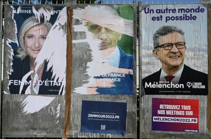 Une photo prise le 31 mars 2022 montre des affiches de la candidate à la présidence du Parti d'extrême droite (RN) Marine Le Pen, du candidat du Parti d'extrême droite (Reconquete) Eric Zemour et du candidat de gauche Jean-Luc Mélenchon (La France Insoumise) à Montpellier
