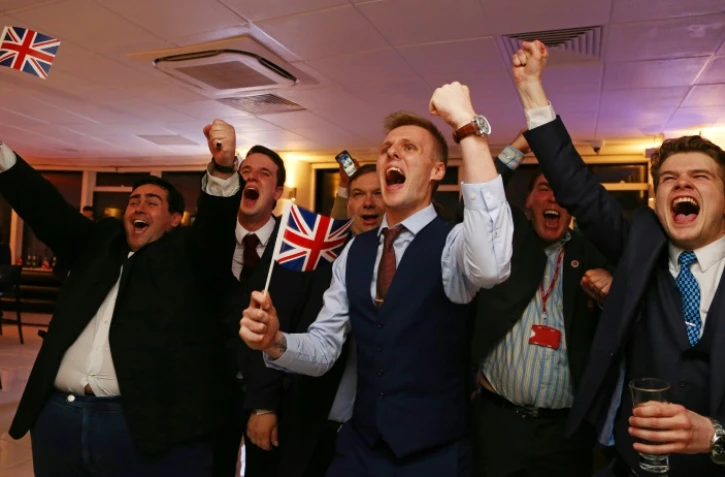 Joie des partisans du brexit à l'annonce des résultats au quartier général de la campagne "Leave.EU" le 24 juin 2016 à Londres