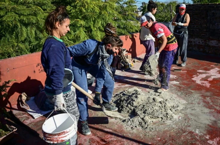 Des femmes maçons à Valentin Alsina, dans la province de Buenos Aires, le 22 juin 2021 en Argentine