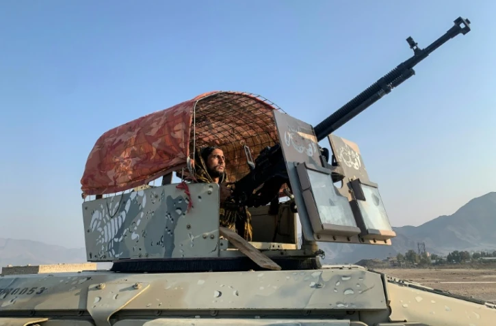 Un membre des forces de sécurité talibanes est assis au sommet d’un Humvee blindé tout en montant la garde près du poste-frontière de Torkham entre l’Afghanistan et le Pakistan, dans la province de Nangarhar, le 28 février 2026.