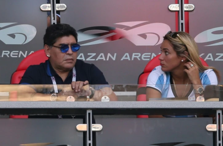 La légende Diego Maradona, au côté de sa copine Rocio Oliva, assiste au match France-Argentine, à Kazan, le 30 juin 2018 