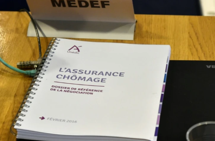 Un document sur l'assurance-chômage, le 22 février 2016, pendant une réunion entre le Medef et les syndicats à Paris 