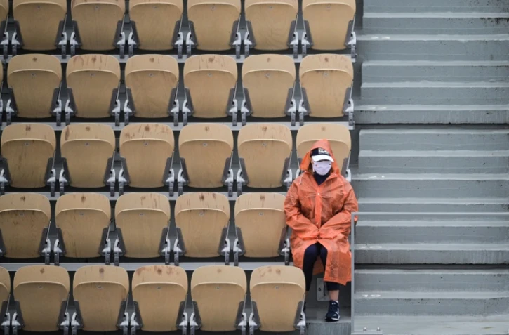 La pluie a interrompu les matches de la troisième journée de Roland-Garros mardi peu après 14h00, sauf celui en cours sur le court central protégé par son nouveau toit