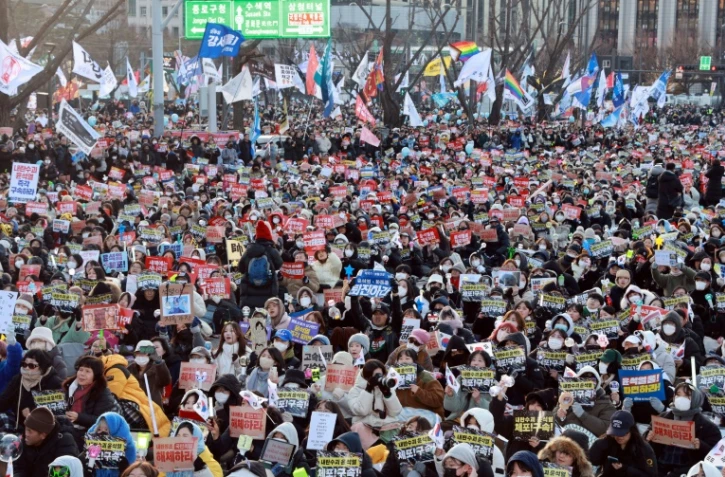Des manifestants participent à un rassemblement contre le président sud-coréen déchu Yoon Suk Yeol à Séoul, le 28 décembre 2024.