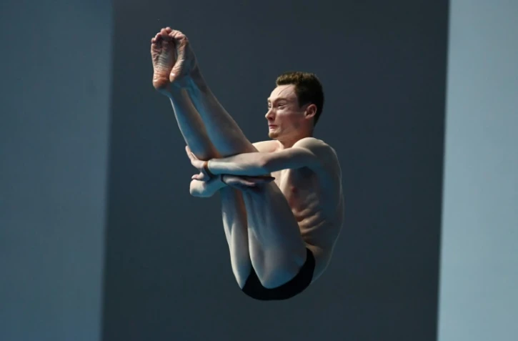 Le Français Benjamin Auffret exécute un plongeon à 10 mètres lors des Championnats du monde de natation le 19 juillet 2020 au Centre aquatique Nambu à Gwangju en Corée du Sud