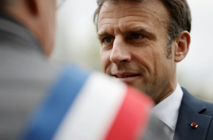Le président de la République Emmanuel Macron lors d'une visite à Muttersholtz, en Alsace, le 19 avril 2023
