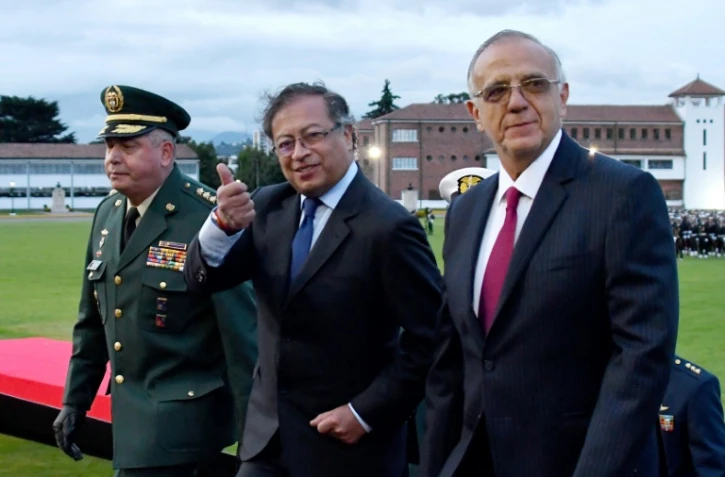 Le président colombien Gustavo Petro (c) lors de la cérémonie de nomination d'Ivan Velasquez (d) en tant que ministre de la Défense à l'école militaire Jose Maria Cordova à Bogota, en Colombie, le 20 août 2022