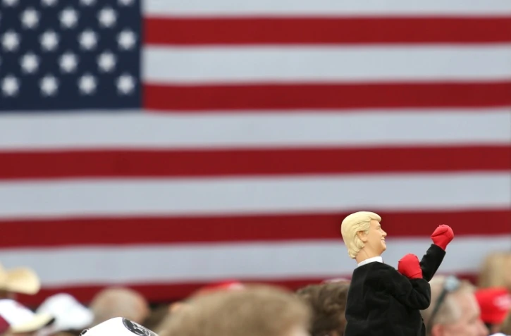 Un partisan de Donald Trump tient une marionnette boxant, à son effigie lors d'un meeting à Lakeland en Floride, le 12 octobre 2016.
