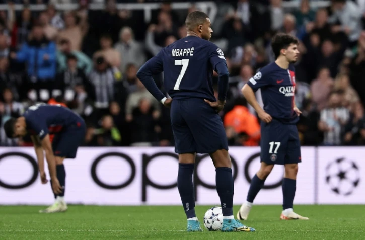 Le dépit des Parisiens Kylian Mbappé (c) et Vitinha (d) après la lourde défaite à Newcastle en Ligue des champions, le 4 octobre 2023