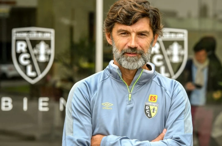 Lens a remporté sa première victoire de la saison en Ligue 2, en battant à domicile Quevilly-Rouen 2 à 0, lundi en match avancé de la 8e journée.