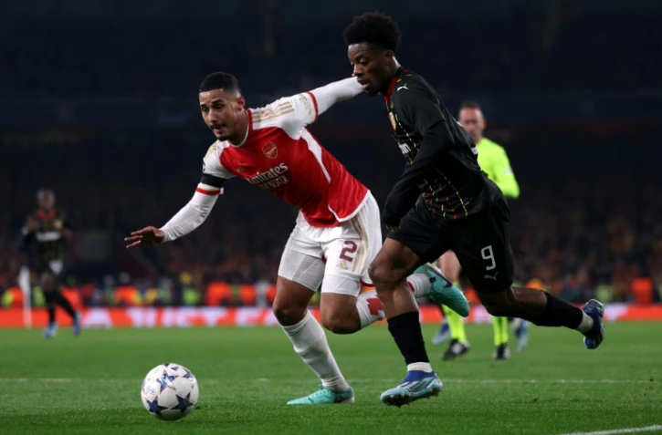 L'attaquant de Lens Elye Wahi (d) poursuivi par le défenseur d'Arsenal William Saliba, le 29 novembre 2023 à Londres