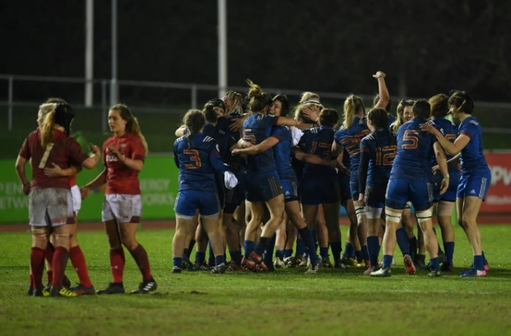 Les Françaises en liesse après avoir assuré le Grand Chelem dames par une victoire sans appel au pays de Galles, le 16 mars 2018 à Colwyn Bay