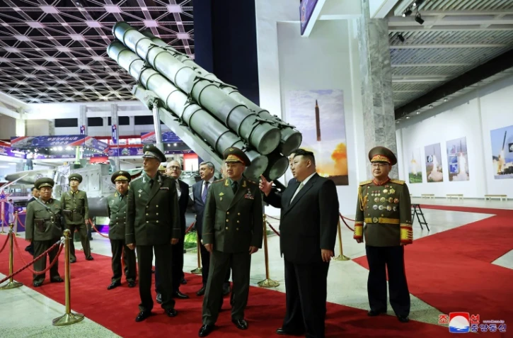 Le dirigeant nord-coréen Kim Jong Un (d) présente au ministre russe de la Défense Sergueï Choïgou (g) les armes les plus avancées de la Corée du Nord, le 26 juillet 2023 à Pyongyang