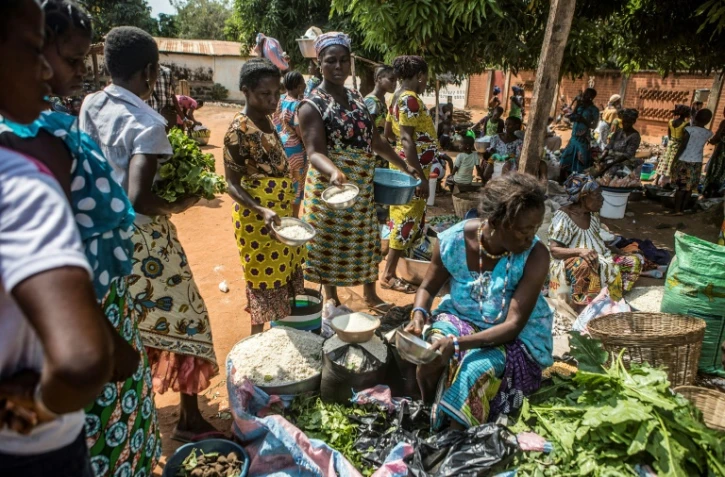 Echange de marchandises par le troc au marché de Togoville le 24 novembre 2018, au Togo