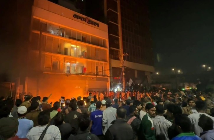 Image tirée d'une vidéo AFPTV tournée le 19 décembre 2025 devant les bureaux du Prothom Alo à Dacca de manifestations consécutives à l'assassinat du leader étudiant Sharif Osman Hadi