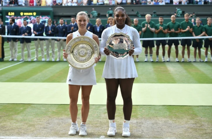 L'Allemande Angelique Kerber (g) vainqueur de la finale de Wimbledon face à l'Américaine Serena Williams le 14 juillet 2018