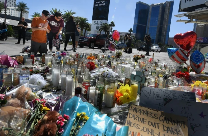 Des fleurs, des messages et des bougies à la mémoire des victimes du tireur de l'hôtel de Mandalay Bay, le 3 octobre 2017 à Las Vegas
