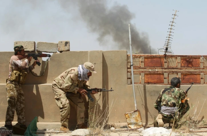 Les forces irakiennes en action lors d'une opération militaire contre les combattants de l'EI dans le village al-Shahabi à l'est de Fallouja, le 24 mai 2016