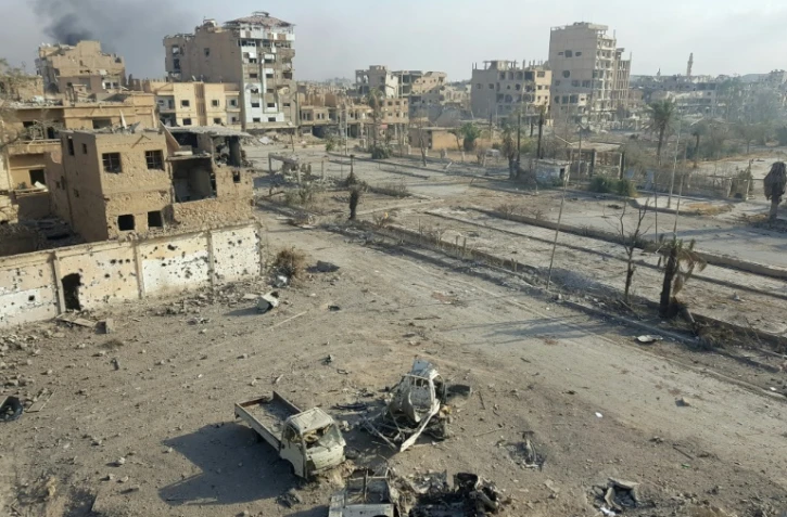 Des colonnes de fumée s'élèvent au-dessus de Deir Ezzor, en Syrie, après des combats entre les forces gouvernementales et le groupe État islamique, le 3 novembre 2017 