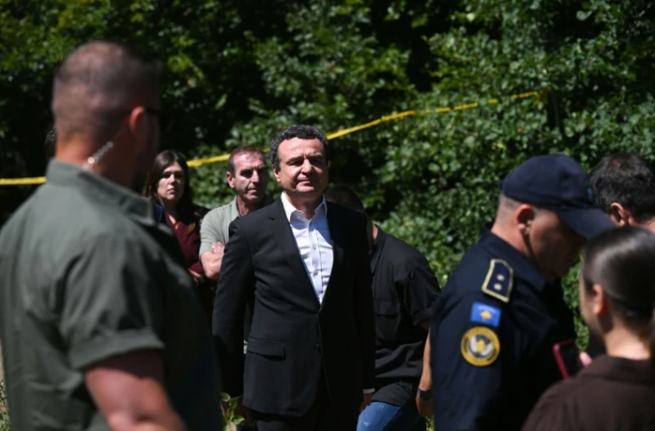 Le Premier ministre du Kosovo Albin Kurti (C) arrive sur les lieux où sept dépouilles ont été retrouvées dans une fosse commune qui pourrait contenir les restes de plus de vingt Kosovars albanais disparus pendant la guerre des années 1990, à Kalludër, dans le nord du pays