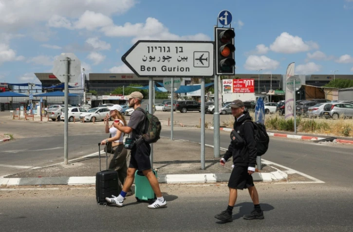 Des voyageurs se dirigent avec leurs bagages vers l'aéroport Ben Gourion de Tel-Aviv, le 4 mai 2025