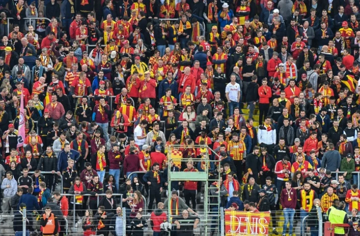 Spectateurs et supporters de Lens dans des travées sans siège du stade Félix Bollaert, à Lens, le 1er avril 2019