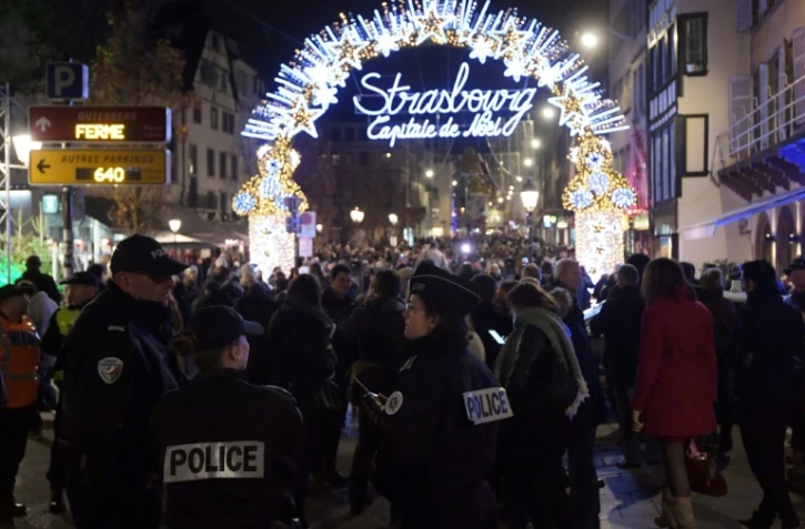 Des policiers montent la garde à l'entrée du Marché de Noël de Strasbourg le 25 novembre 2016 