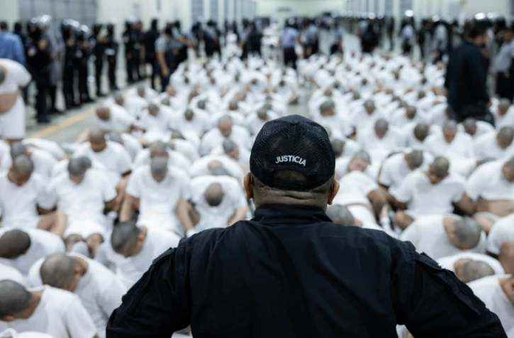 Photo diffusée le 16 mars 2025 par le service de presse de la présidence du Salvador montrant l'arrivée de membres présumés du gang vénézuélien Tren de Aragua au Centre d'Internement pour le Terrorisme (Cecot) à Tecoluca, au Salvador