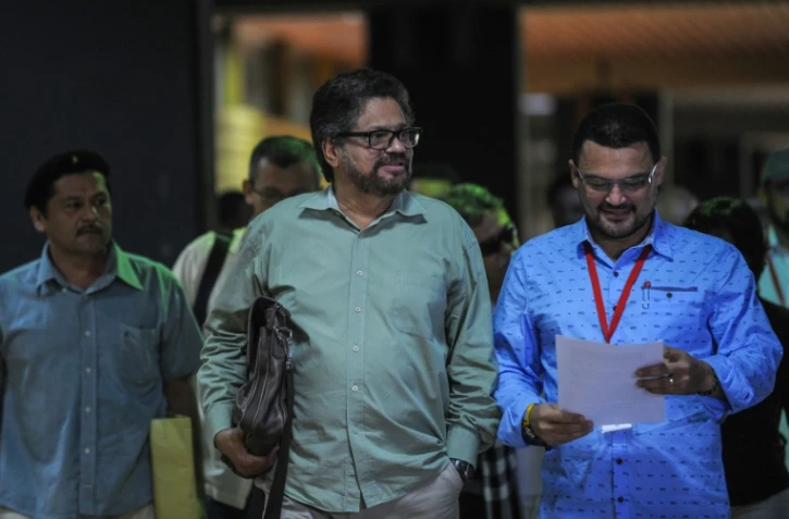 Le commandant des Farc, Ivan Marquez (C) arrive à la Havane pour des pourparlers de paix avec le gouvernement colombien, le 12 décembre 2015