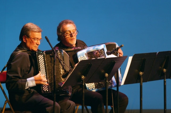 Marcel Azzola (à gauche), aux côtés de Roland Romanelli, le 1er janvier 2004, lors d'un concert du Nouvel An dans la salle Favart à Paris