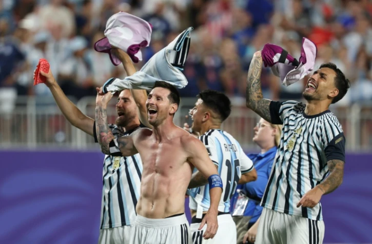 L'Argentine de Lionel Messi fĂŞte sa victoire contre la Suisse et sa qualification en demi-finale du Mondial, le 11 juillet 2026 Ă Kansas City
