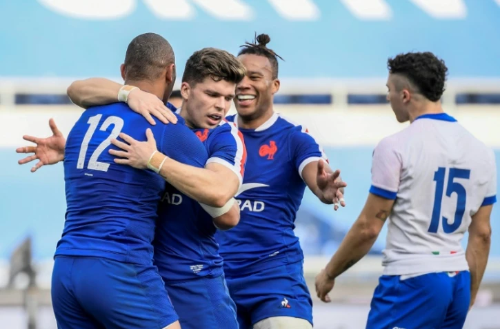 Le centre français Gaêl Fickou (dos) est félicité par le demi d'ouverture Matthieu Jalibert et l'ailier Teddy Thomas, après son essai marqué contre l'Italie, lors de leur match d'ouverture du Tournoi des Six nations, le 6 février 2021 à Rome